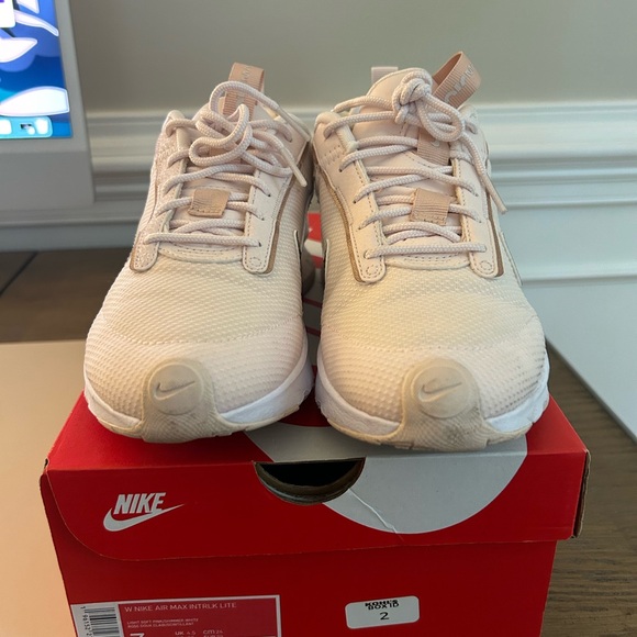 Pick Nike women’s sneakers - Picture 2 of 3